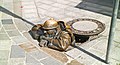 Schachtarbeiter-Skulptur mit Schachtdeckel im Zentrum von Bratislava