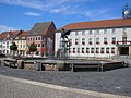 Marktplatz mit Brunnen und Pflasterung