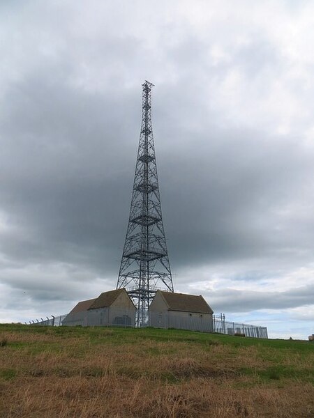 File:Mast, Quarry House - geograph.org.uk - 3995928.jpg