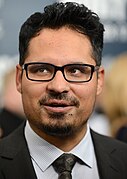 Michael Peña interprète Armando « Army » Renta.