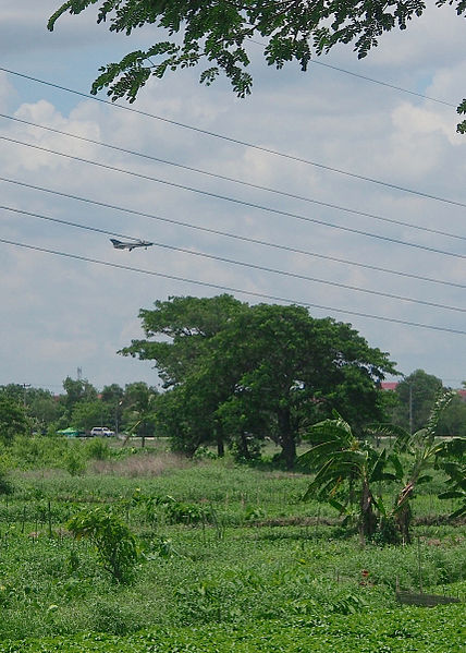 File:Mig 21 landing at Yangon airfield. (14974986498).jpg