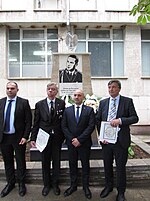 Миниатюра для Файл:Milomir Bogdanov of Ongal, Members of the Bulgarian Parliament from the government and oposition groups and the mayor of Belogradchik town open designed like donation by Milomir Bogdanov of Ongal monument of airfighter lieutena.jpg