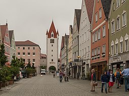 Mindelheim, straatzicht Maximilianstrasse met de Unteres Tor Dm=D 7 78 173 103 foto2 2014 07 29 08.49