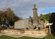 Le monument aux morts implanté dans le cimetière communal.