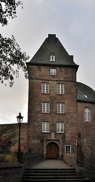 File:Moers, Schloss, 2011-09 CN-04.JPG