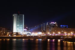 Svobodnaya Rossiya Meydanı'nın gece panoraması, solda Moskova Belediye Başkanlığı, ortada Novy Arbat'ın "kitap evi" var.