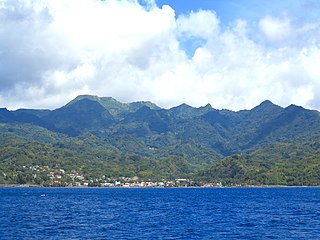 Mount Saint Catherine gezien vanaf de kust van Victoria aan de westkust van Grenada.