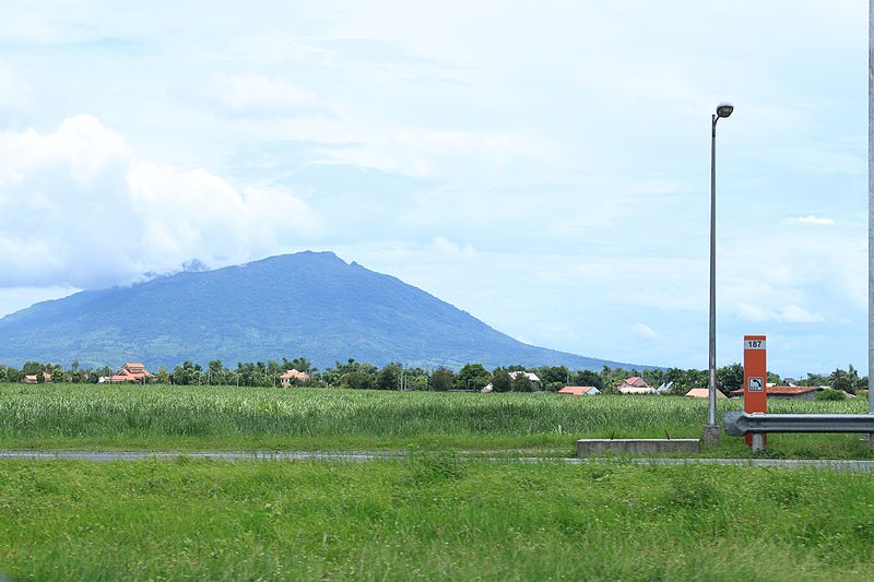 File:Mt Arayat NLEX.JPG