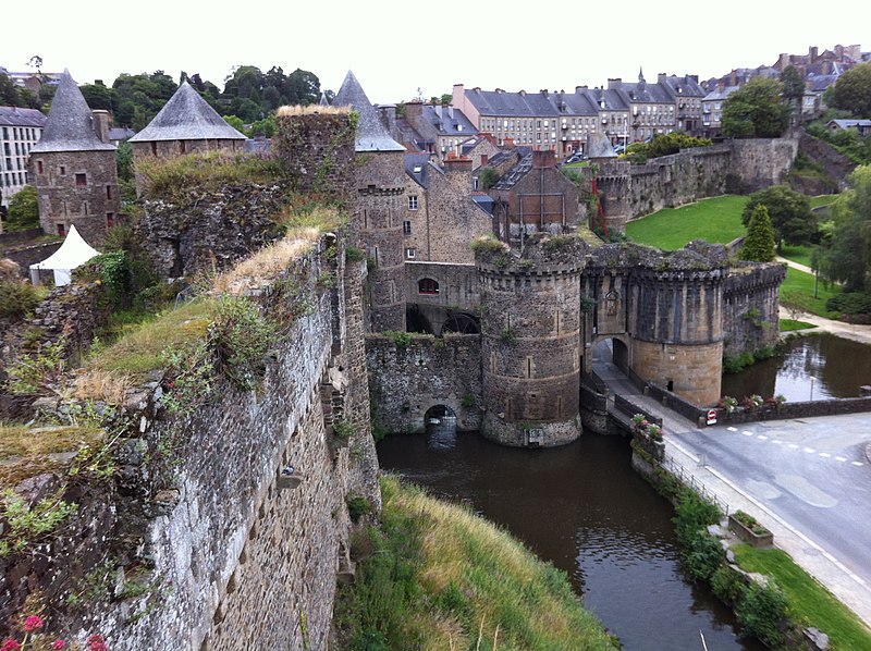 File:Murallas sur y oeste de Fougères.JPG