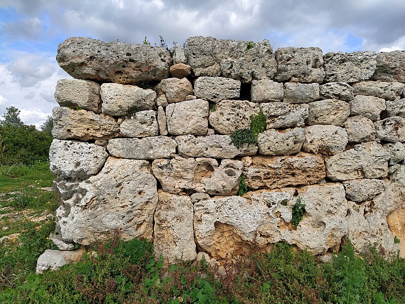 File:Muro ciclópeo Son Na Caçana.jpg