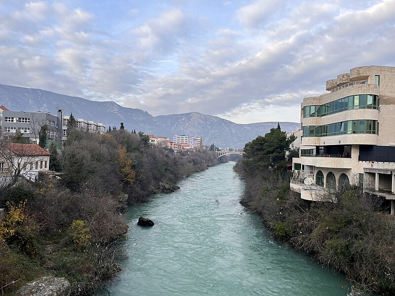 File:Neretva u Mostaru 2022.12.21 4.jpg