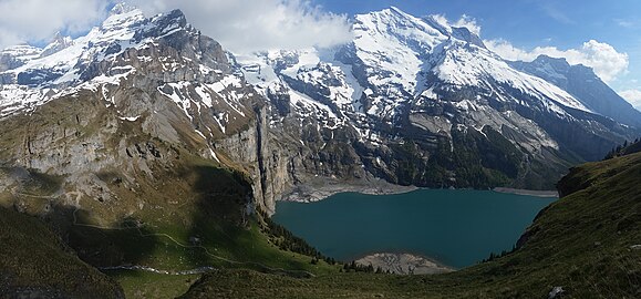 Nordseite mit vorgelagerter Felskrone und Rossbode-Rundhöcker, unten der Oeschinensee