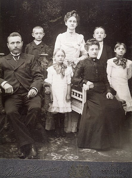 File:Olof Landgren family c 1903.jpg