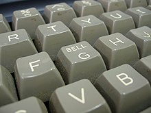 photographie du clavier d'un ordinateur Osborne 1 montrant comment le mot « Bell » est également imprimé sur la touche pour la lettre « G »