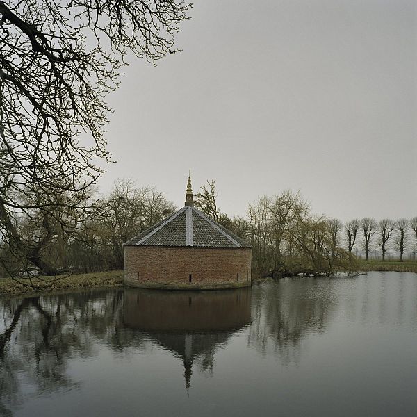 File:Overzicht van de borg en de gracht, gezien vanaf het terrein bij de bedrijfsgebouwen - Middelstum - 20387413 - RCE.jpg