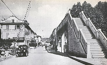 Immagine d'epoca anni '30 del passaggio a livello di Via Roma, nei pressi della stazione