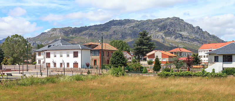 File:Panorama en Villamanín de la Tercia. León-18.jpg