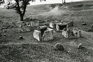 Uitzicht op de oostelijke necropolis en de ruïnes van de monumentale ingang van de stad