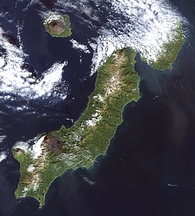 Спутниковый снимок острова, рядом соседние острова: Атласова — слева, Шумшу — справа