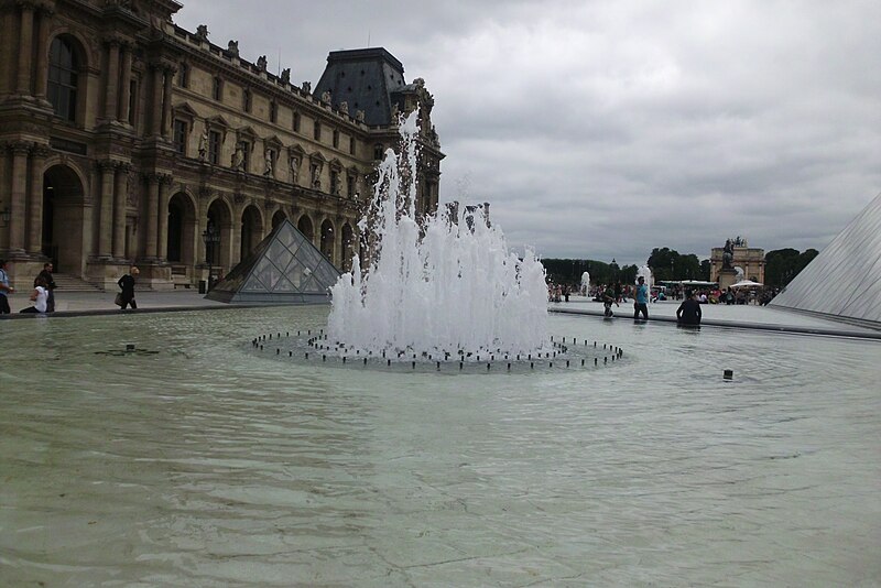 File:Paris 75001 Cour Napoléon Louvre Fontaine de la Pyramide 01.jpg