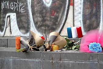 Stearinlys og blomster på Republikkens Plads