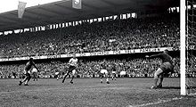 Pelé goal 1958 WC final (cropped).jpg