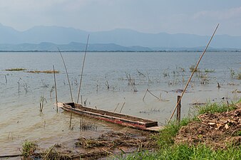 Petite barque en bois sur le กว๊านพะเยา (th), à environ 1km du centre ville. Janvier 2024.