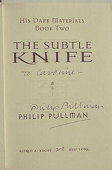 הסכין המעודן (The Subtle Knife) עם חתימת הסופר