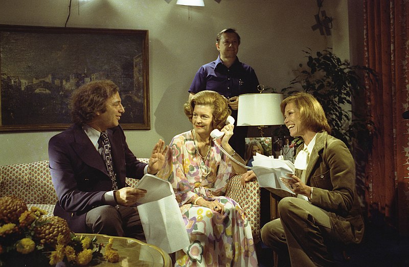 File:Photograph of First Lady Betty Ford Receiving Guidance from Co-producer Ed Weinberger and Mary Tyler Moore during the Filming of Her Cameo Appearance for an Episode of the Mary Tyler Moore Show at the Hay-Adams Ho(...) - NARA - 7839991.jpg