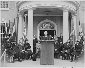 El president Truman i la Fala a l'homenatge del primer aniversari de la mort de Roosevelt.