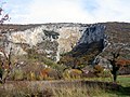 Felswände oberhalb des Dorfes