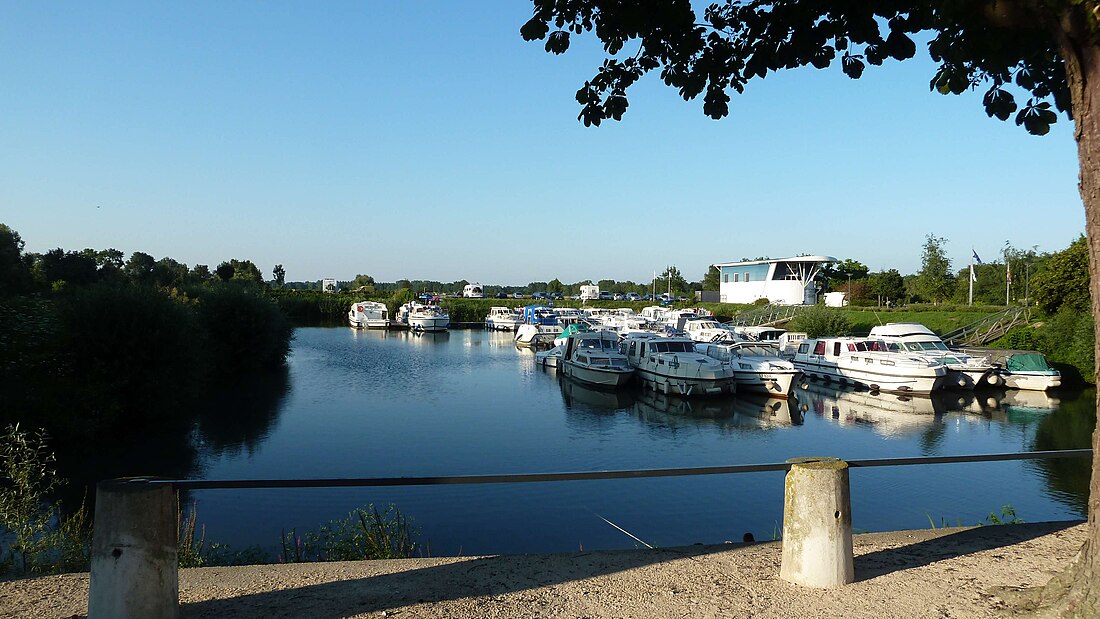 File:Port de plaisance de Pontailler sur Saône Les Canalous.JPG