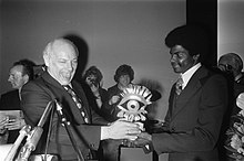 Ovie Carter, 1975 Premier Den Uyl reikt eerste prijs uit aan winnaar World Press Photo 75 in Van G, Bestanddeelnr 927-8756.jpg