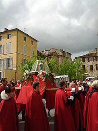 La procession place Hélène-Metges.