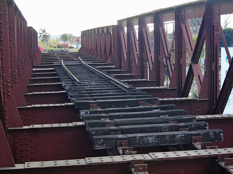 File:Puente del Ferrocarril Compañía General de Buenos Aires sobre el Ferrocarril Roca, en Ezeiza..jpg