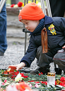 English: Laying flowers to Liberator Soldier monument Русский: Возложение цветов к памятнику Воину-освободителю