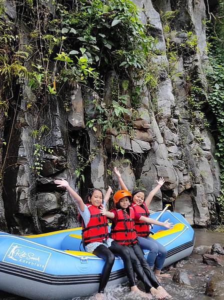 File:Rafting Kids Kalisawah.jpg