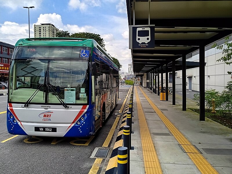 File:Rapid KL bus route T180 at KL607 MRT Sentul Barat Pintu C Bus Stop, Kuala Lumpur 20231230 133934.jpg