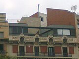 Casa de plaça Letamendi 29 amb un rellotge de sol a l'àtic, orientat al sud però aparentment no gaire ben dibuixat (és estrany que les hores estiguin tan uniformement repartides).