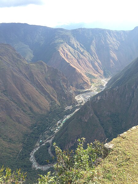 File:Rivero Urubamba en Maĉupikĉuo 04.jpg