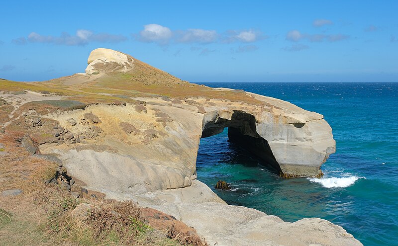 File:Rock arch south of Tunnel Beach.jpg