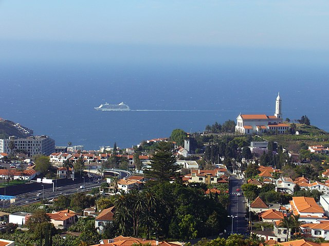 Vista do centro da freguesia de São Martinho desde o Pico dos Barcelos, na freguesia vizinha de Santo António