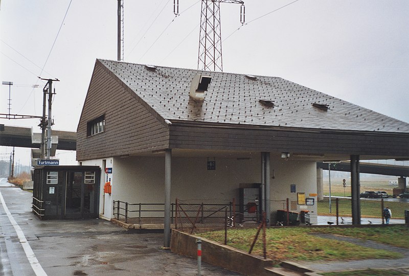 File:SBB Historic - F 122 01105 008 - Turtmann neues Stationsgebaeude Bahnseite.jpg