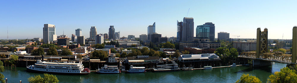 Panorama centrum Sacramento widziana z West Sacramento