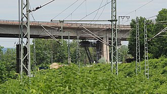 Bridge of Bundesautobahn 66 (BAB 66) and railway line in the valley Salzbachbrucke-pfeilerschaden-2.jpg