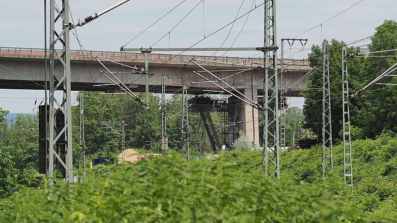 File:Salzbachbrücke-pfeilerschaden-2.jpg