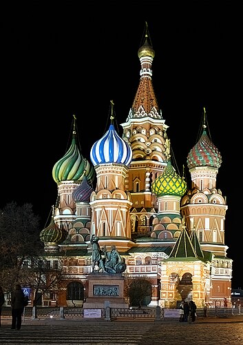 Москва: вид на Храм Василия Блаженного ночью.