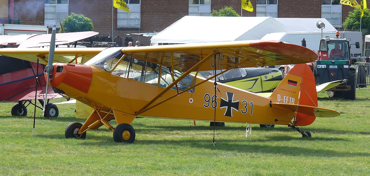 File:G-AMEN Piper L-18C Super Cub (9686604044).jpg - Wikimedia Commons