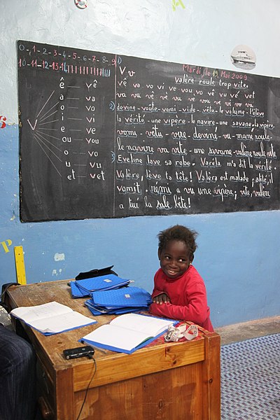 File:Schoolgirl Gorée.jpg