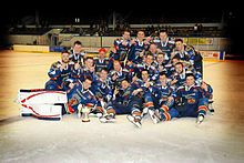 Photographie de joueurs de hockey sur glace célébrant un titre.